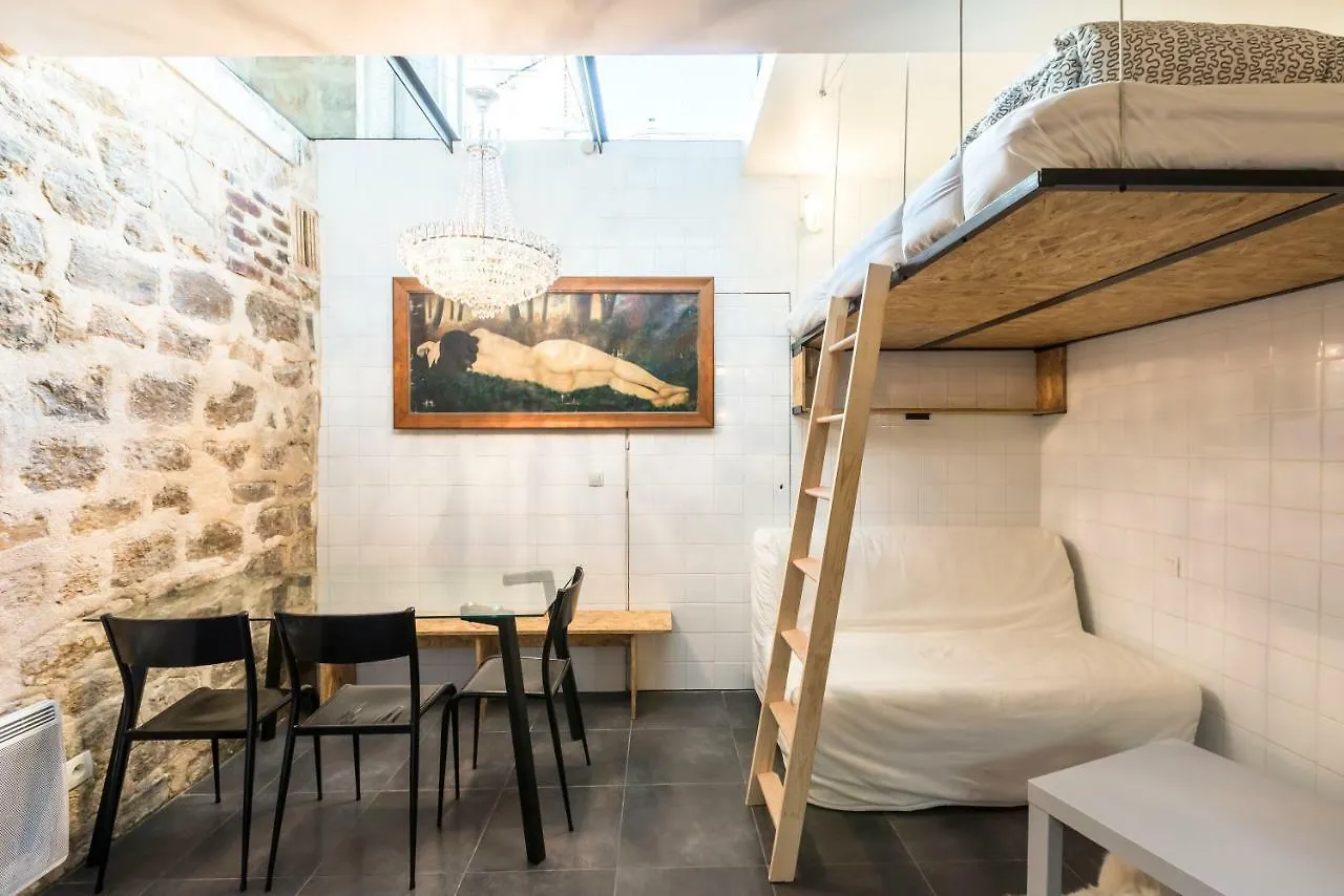 Attractive 25 M2 In A District Apartment